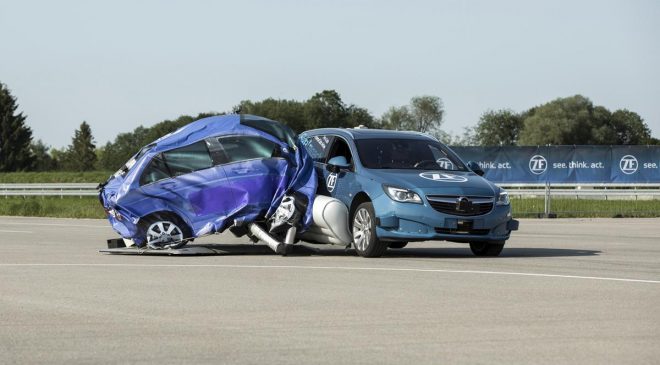 ZF presenta il primo airbag laterale esterno pre-crash - image ZF_SideImpactProtection_pic1397-660x365 on http://auto.motori.net