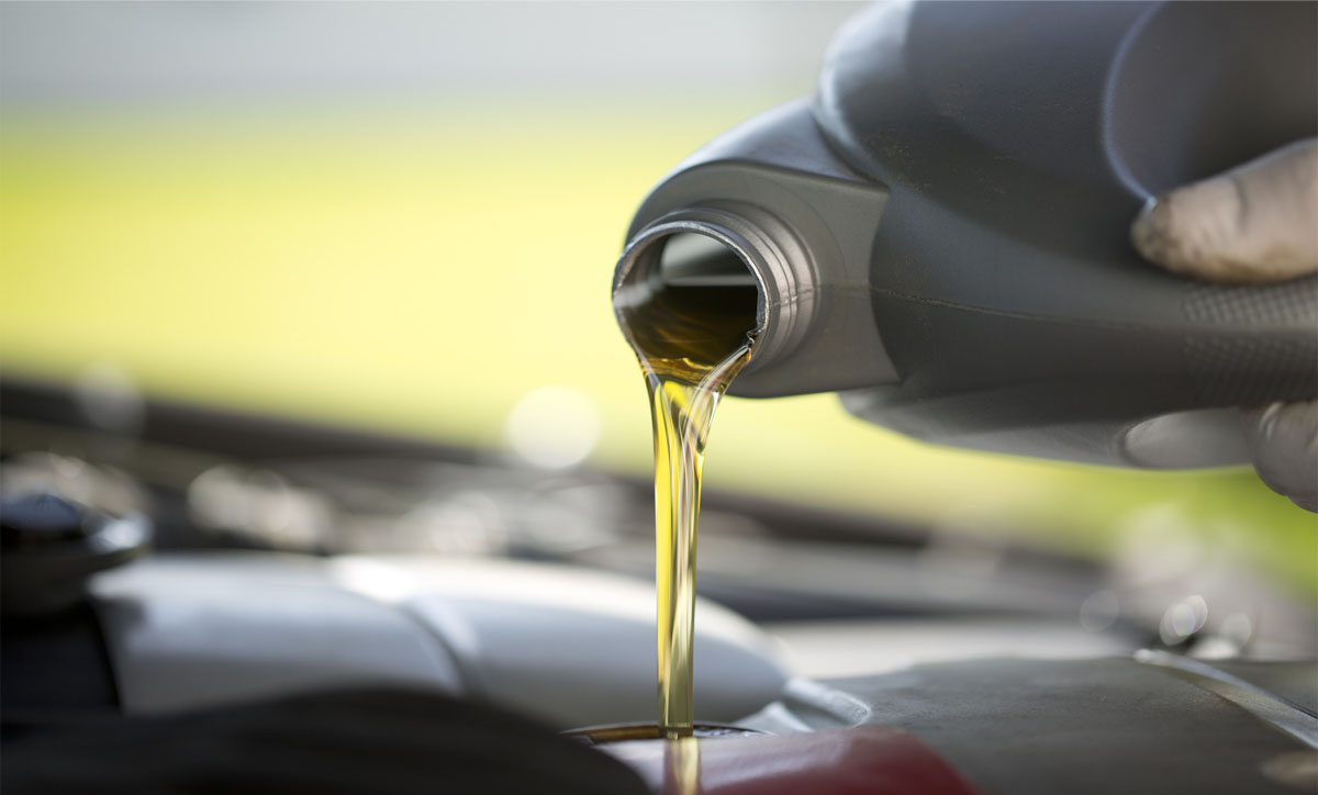 Il cambio dell'olio è un'operazione delicata, ma non per questo impossibile . Ecco una guida semplice semplice per una manutenzione olio fai da te.