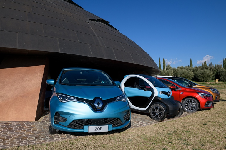 Primato Renault sul mercato italiano dei veicoli elettrificati - image renault-elettriche on https://motori.net