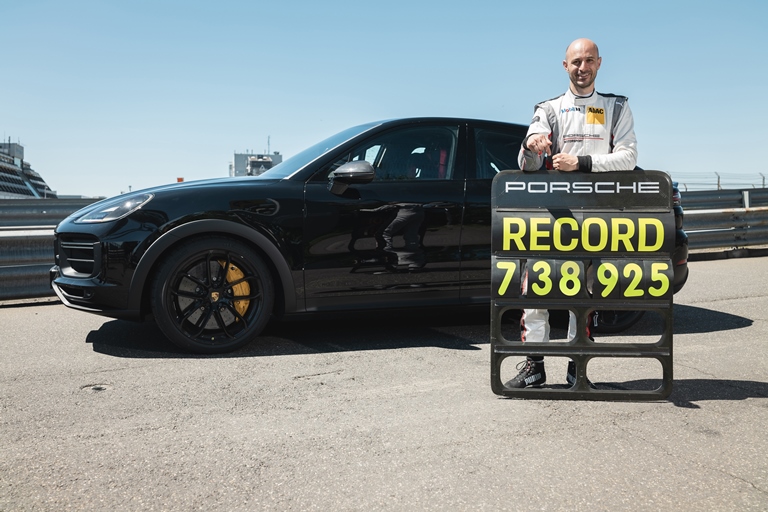 Record per il nuovo SUV di Porsche - image S21_2149_fine on https://motori.net