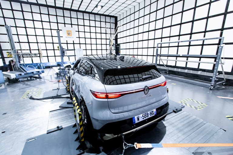Doppia festa allo stabilimento Peugeot - image electromagnetic.jpg on https://motori.net