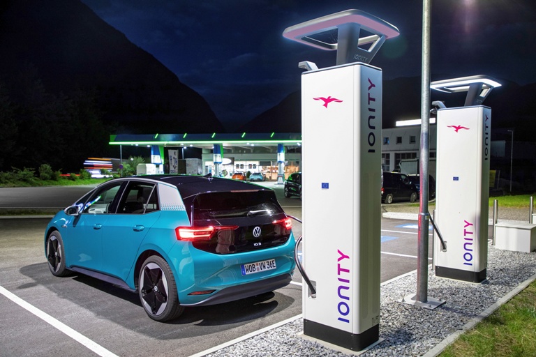 Si chiama e:Progress il primo servizio commerciale di gestione dell'energia con tariffe flessibili per auto elettriche - image Ricarica-IONITY-VP on https://motori.net