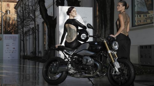 BMW Motorrad Roma e R nineT sfilano sulle passerelle del “Tattoo d’Haute Couture” di Roma - image 001141-000020843-500x280 on https://moto.motori.net