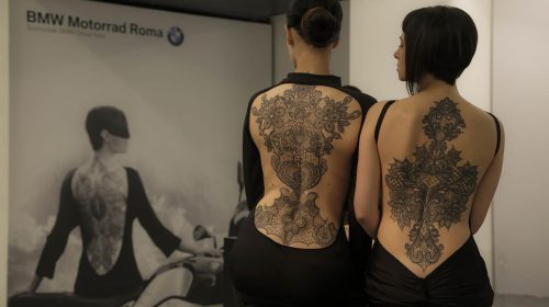 BMW Motorrad Roma e R nineT sfilano sulle passerelle del “Tattoo d’Haute Couture” di Roma - image 001141-000020844-500x280 on https://moto.motori.net