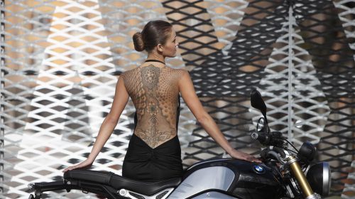 BMW Motorrad Roma e R nineT sfilano sulle passerelle del “Tattoo d’Haute Couture” di Roma - image 001141-000020846-500x280 on https://moto.motori.net
