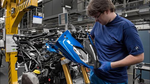 Inizio della produzione 2015 nello stabilimento moto di Berlino: la nuova BMW R 1200 RS - image 001159-000020957-500x280 on https://moto.motori.net