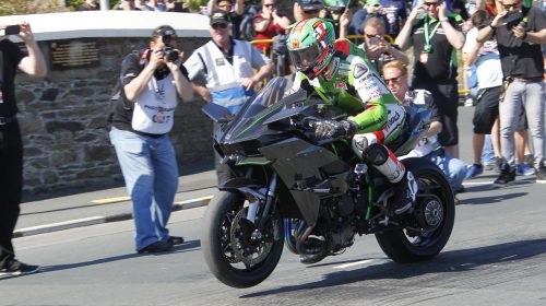 James Hillier vola al TT sulla Ninja H2R polverizzando il record - image 001312-000022369-500x280 on https://moto.motori.net