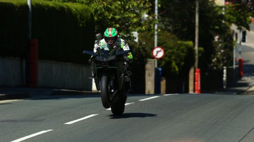 James Hillier vola al TT sulla Ninja H2R polverizzando il record - image 001312-000022372-500x280 on https://moto.motori.net