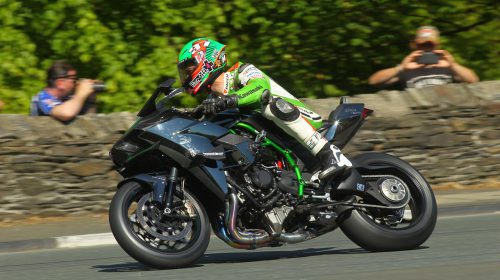 James Hillier vola al TT sulla Ninja H2R polverizzando il record - image 001312-000022373-500x280 on https://moto.motori.net