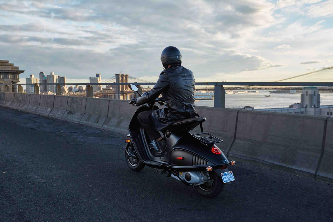 Vespa 946 Emporio Armani debutta anche negli USA - image 006384-000072830 on https://moto.motori.net