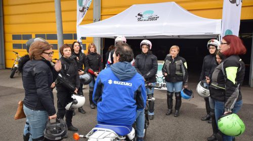 Suzuki con Donneinsella: corsi di guida moto e iniziative dedicate alle motocicliste - image 009442-000103816-500x280 on https://moto.motori.net