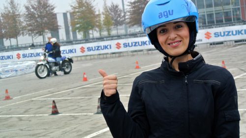 Suzuki con Donneinsella: corsi di guida moto e iniziative dedicate alle motocicliste - image 009442-000103817-500x280 on https://moto.motori.net