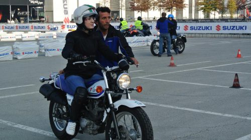 Suzuki con Donneinsella: corsi di guida moto e iniziative dedicate alle motocicliste - image 009442-000103818-500x280 on https://moto.motori.net