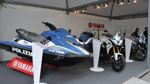 Yamaha e Rossi consegnano la speciale YZF-R1 Replica al vincitore di Charitystars - image 009476-000104166-500x280 on https://moto.motori.net