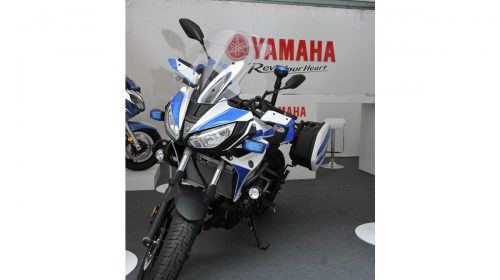 Yamaha e Rossi consegnano la speciale YZF-R1 Replica al vincitore di Charitystars - image 009476-000104168-500x280 on https://moto.motori.net
