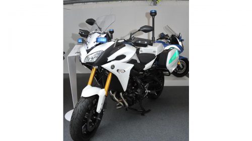 Yamaha e Rossi consegnano la speciale YZF-R1 Replica al vincitore di Charitystars - image 009476-000104169-500x280 on https://moto.motori.net