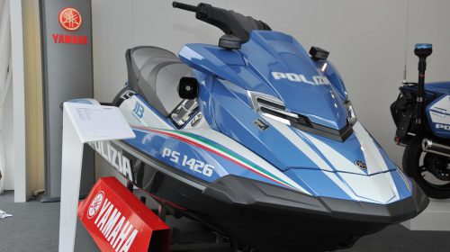Yamaha e Rossi consegnano la speciale YZF-R1 Replica al vincitore di Charitystars - image 009476-000104170-500x280 on https://moto.motori.net