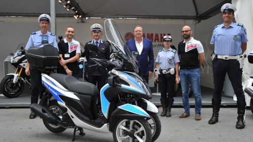 Yamaha e Rossi consegnano la speciale YZF-R1 Replica al vincitore di Charitystars - image 009476-000104171-500x280 on https://moto.motori.net