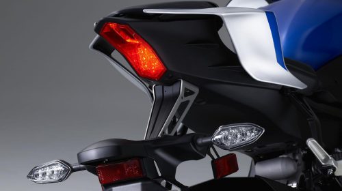 Nuova Yamaha YZF-R6: sofisticata, ridisegnata, eccezionale! - image 009482-000104203-500x280 on https://moto.motori.net