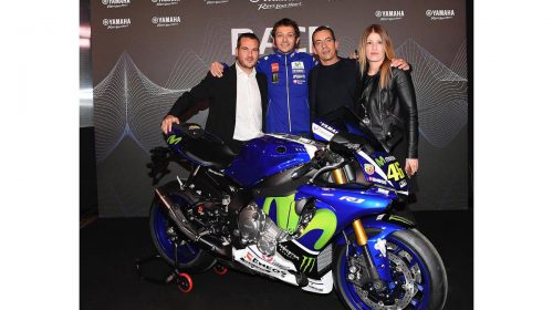 Yamaha e Rossi consegnano la speciale YZF-R1 Replica al vincitore di Charitystars - image 009496-000104361-500x280 on https://moto.motori.net