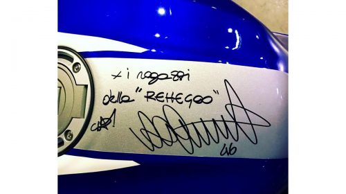 Yamaha e Rossi consegnano la speciale YZF-R1 Replica al vincitore di Charitystars - image 009496-000104362-500x280 on https://moto.motori.net