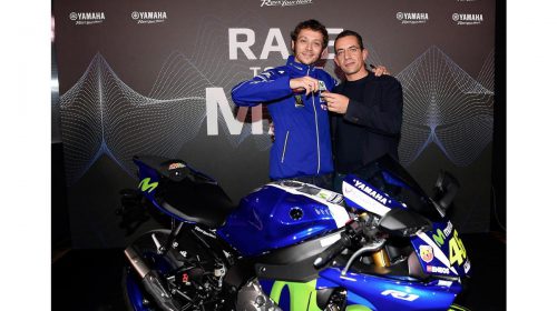 Yamaha e Rossi consegnano la speciale YZF-R1 Replica al vincitore di Charitystars - image 009496-000104363-500x280 on https://moto.motori.net