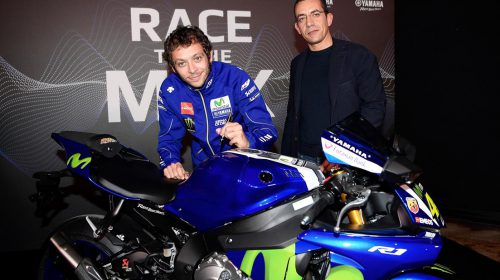 Yamaha e Rossi consegnano la speciale YZF-R1 Replica al vincitore di Charitystars - image 009496-000104364-500x280 on https://moto.motori.net