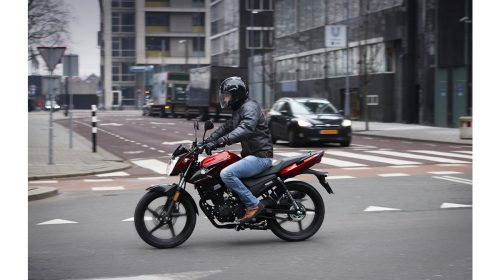 Yamaha presenta la nuova YS125 - image 009518-000104532-500x280 on https://moto.motori.net