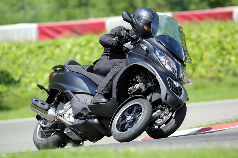 Yamaha e Rossi consegnano la speciale YZF-R1 Replica al vincitore di Charitystars - image 000042-000010184-768x512 on https://moto.motori.net