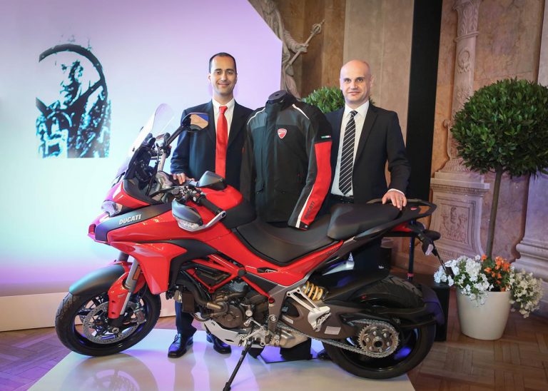 Yamaha e Rossi consegnano la speciale YZF-R1 Replica al vincitore di Charitystars - image 001320-000022421-768x548 on https://moto.motori.net