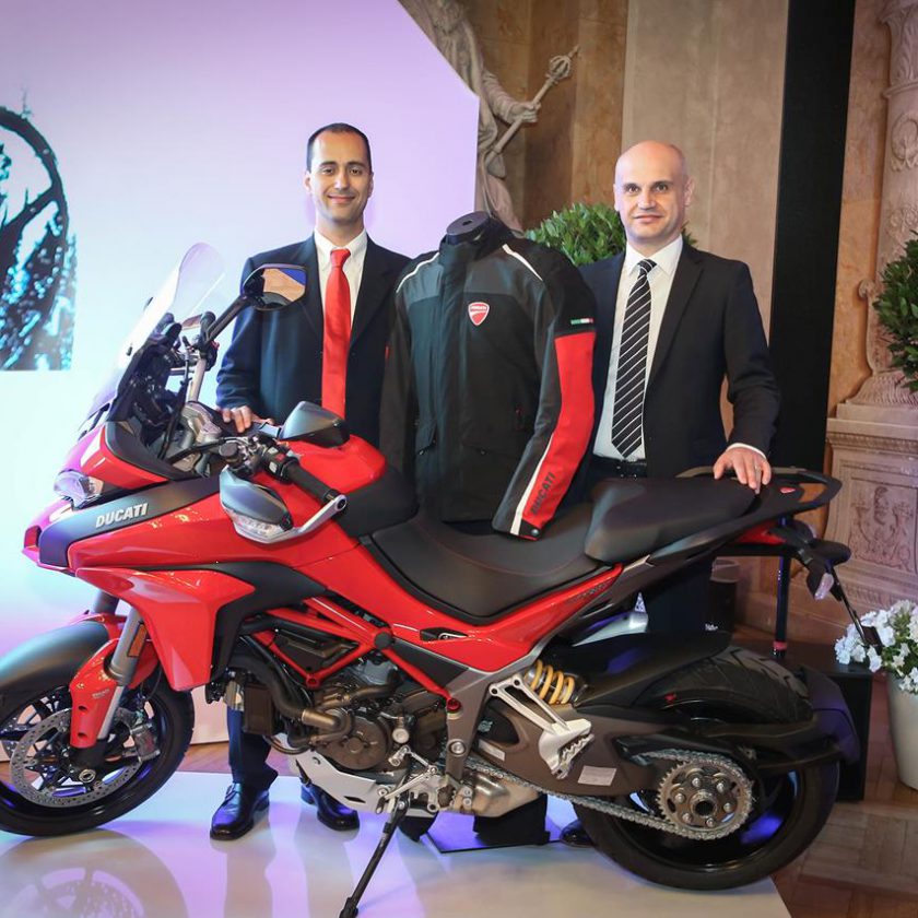 Yamaha e Rossi consegnano la speciale YZF-R1 Replica al vincitore di Charitystars - image 001320-000022421-840x840 on https://moto.motori.net