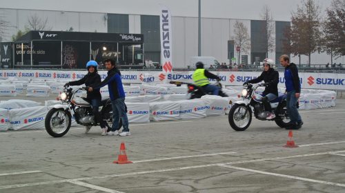 Suzuki con Donneinsella: corsi di guida moto e iniziative dedicate alle motocicliste - image 009442-000103815-500x280 on https://moto.motori.net