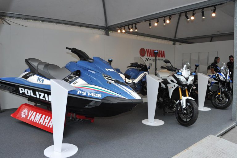 Yamaha e Rossi consegnano la speciale YZF-R1 Replica al vincitore di Charitystars - image 009476-000104166-768x511 on https://moto.motori.net