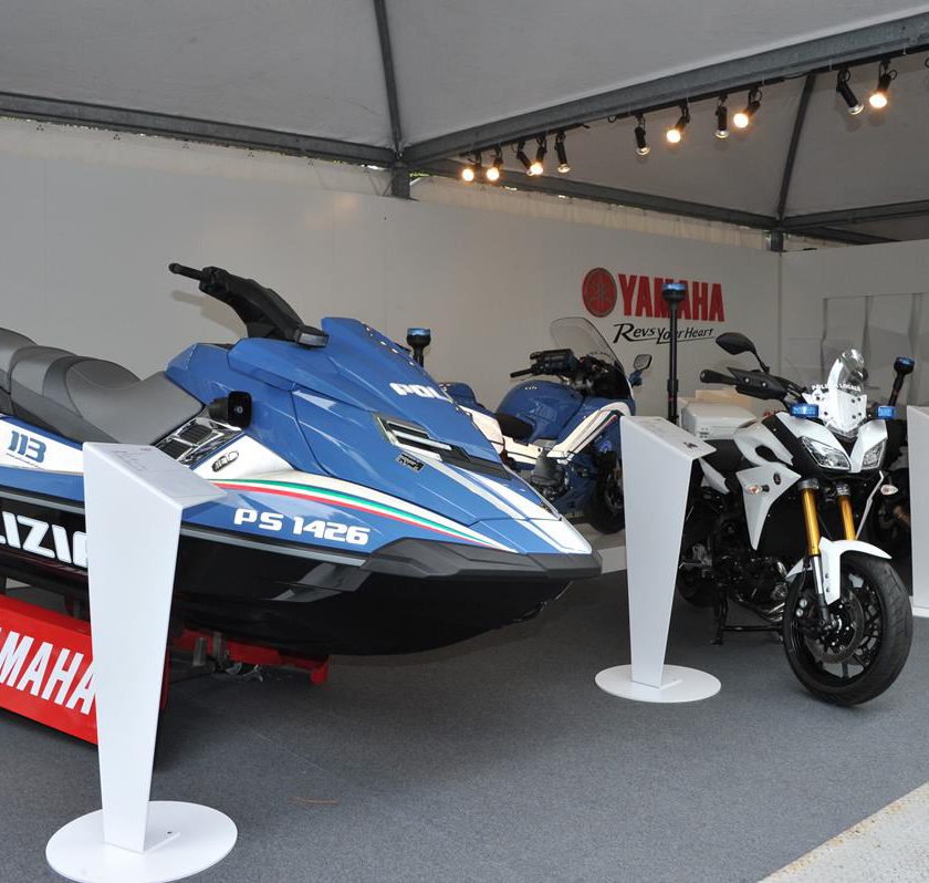 Yamaha e Rossi consegnano la speciale YZF-R1 Replica al vincitore di Charitystars - image 009476-000104166-840x798 on https://moto.motori.net