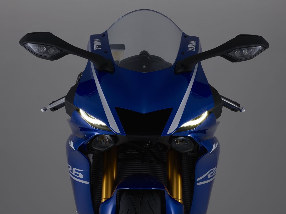 Yamaha e Rossi consegnano la speciale YZF-R1 Replica al vincitore di Charitystars - image 009482-000104194 on https://moto.motori.net