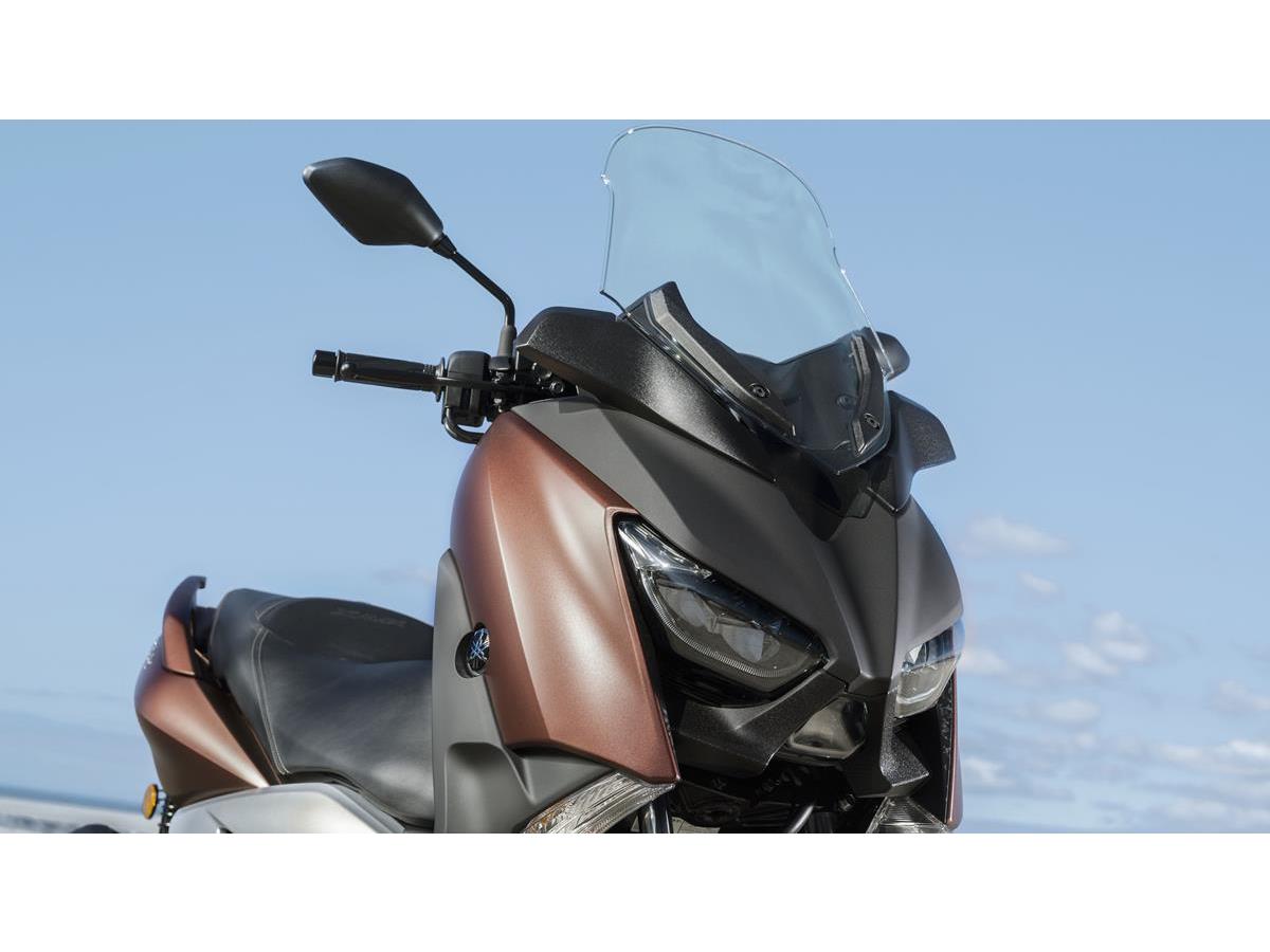 Yamaha e Rossi consegnano la speciale YZF-R1 Replica al vincitore di Charitystars - image 009484-000104222 on https://moto.motori.net