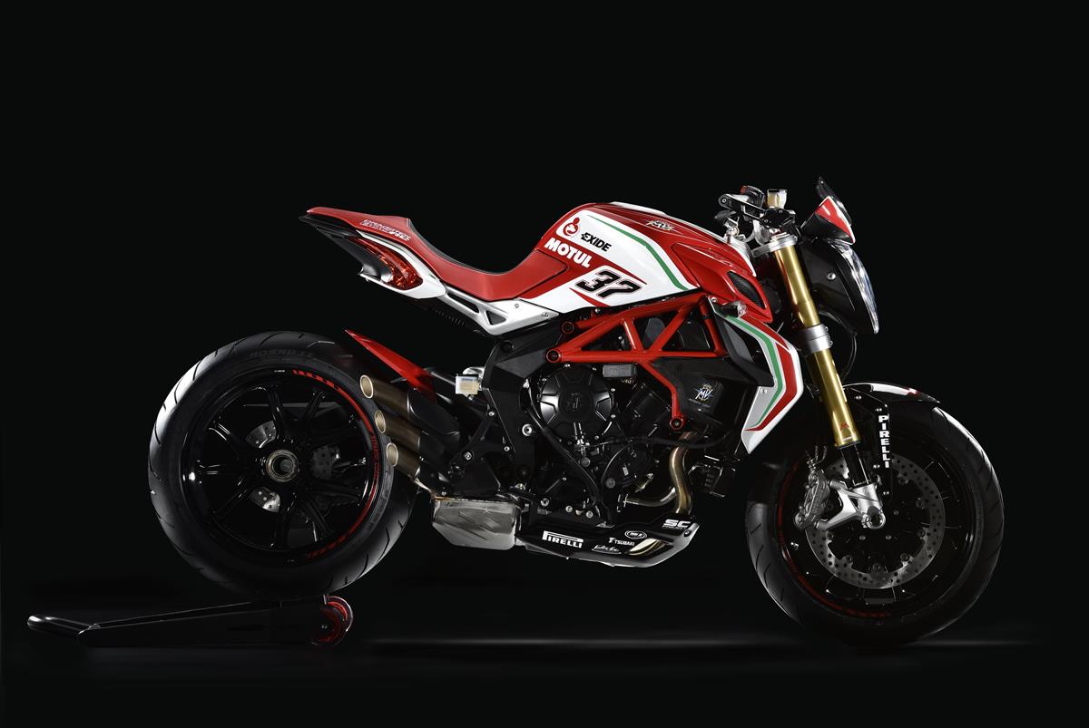 Yamaha e Rossi consegnano la speciale YZF-R1 Replica al vincitore di Charitystars - image 009488-000104272 on https://moto.motori.net
