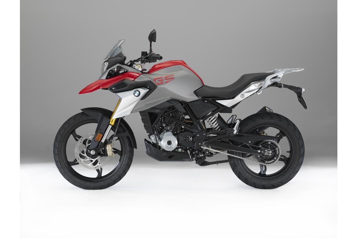 Yamaha e Rossi consegnano la speciale YZF-R1 Replica al vincitore di Charitystars - image 009494-000104325 on https://moto.motori.net