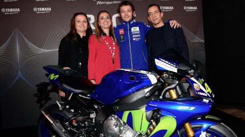 Yamaha e Rossi consegnano la speciale YZF-R1 Replica al vincitore di Charitystars - image 009496-000104360-500x280 on https://moto.motori.net