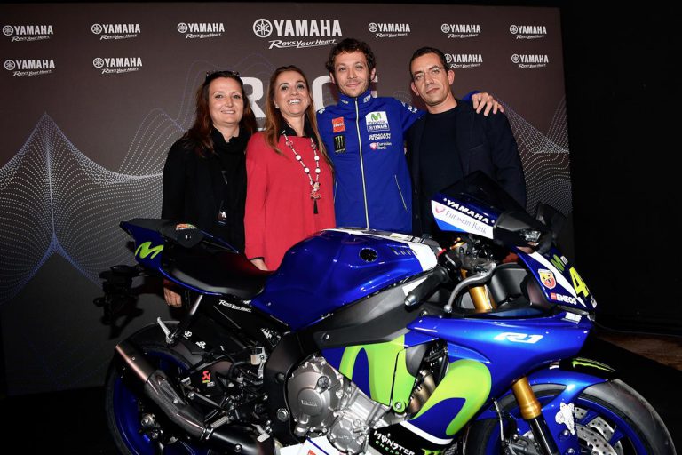Yamaha e Rossi consegnano la speciale YZF-R1 Replica al vincitore di Charitystars - image 009496-000104360-768x512 on https://moto.motori.net
